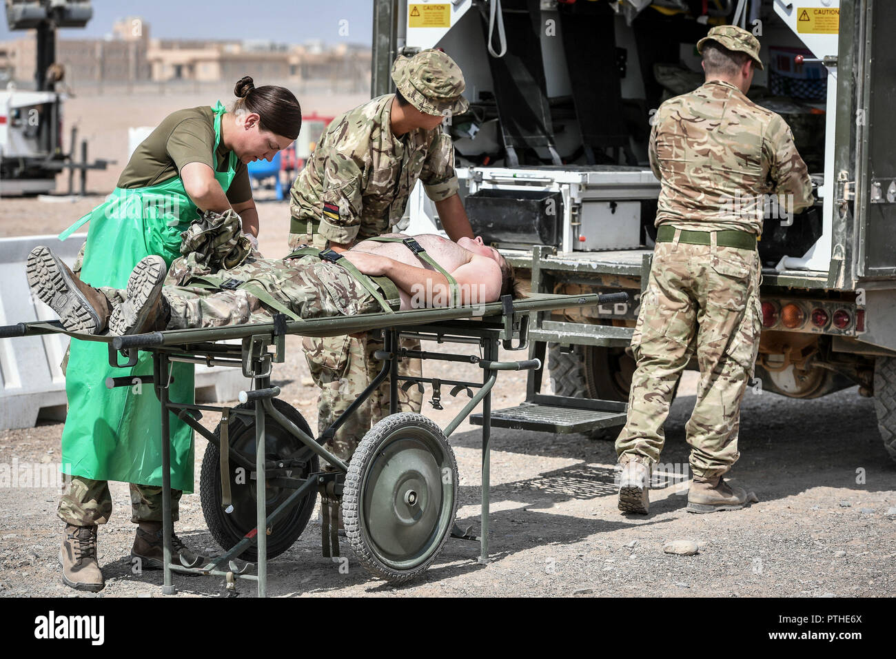 Soldats à l'hôpital de campagne 22 assister à une victime simulée tout en prenant part à un scénario de formation médicale au camp Shafa, Oman, où les forces britanniques prennent part à un mois de l'exercice, Saif Sareea 3. Banque D'Images