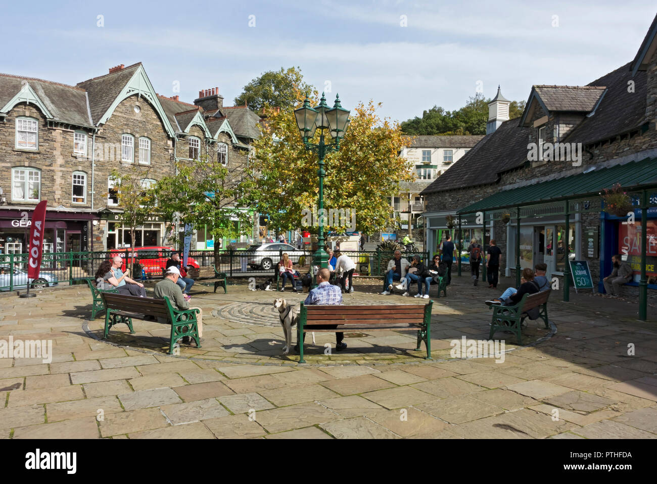 Gens touristes touristes se détendre à l'extérieur dans le centre-ville en été Ambleside Cumbria Angleterre Royaume-Uni Grande-Bretagne Banque D'Images