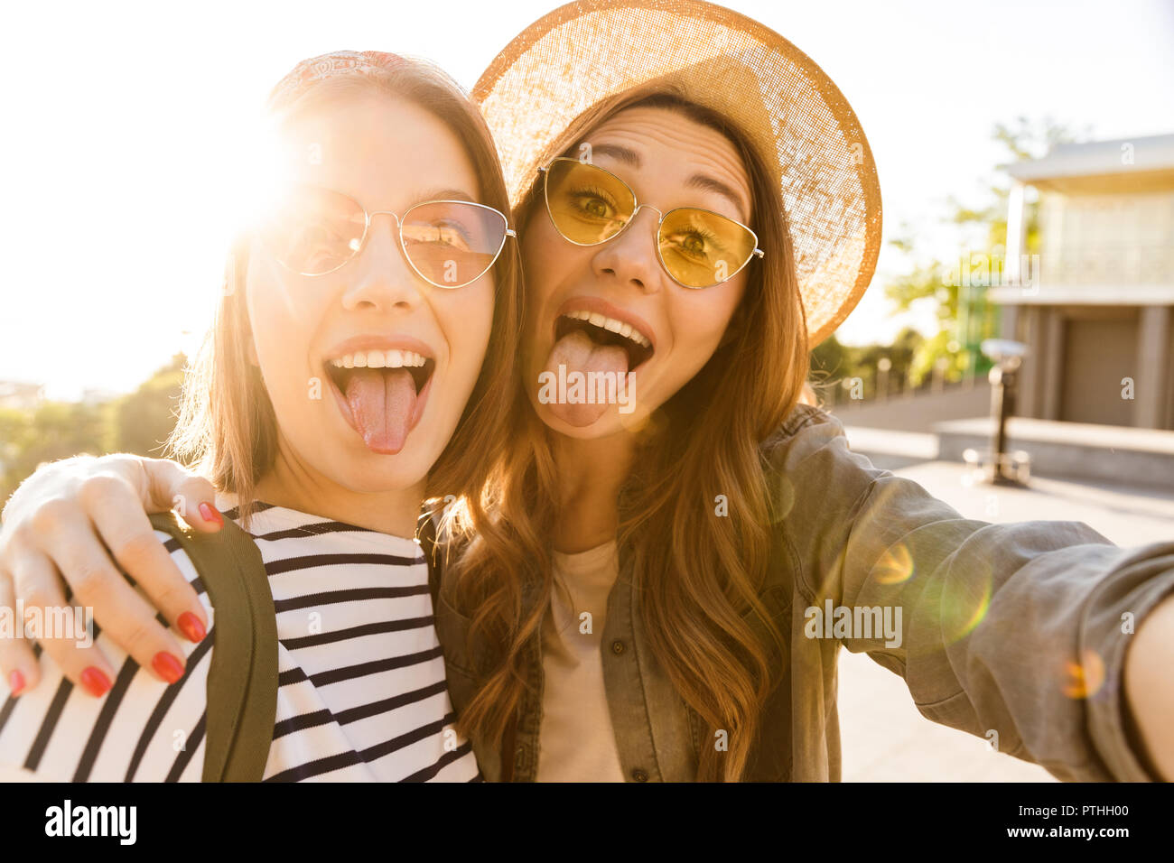 Deux jeunes filles drôle les amis de s'amuser ensemble, de prendre une à la ville selfies Banque D'Images