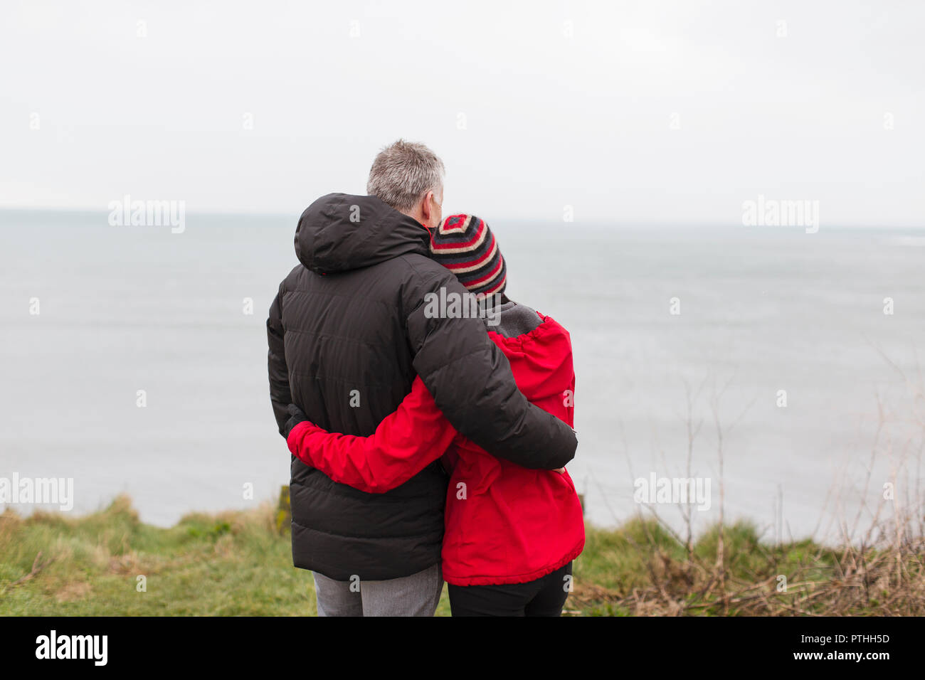 Affectueux, serene couple vue sur l'océan Banque D'Images