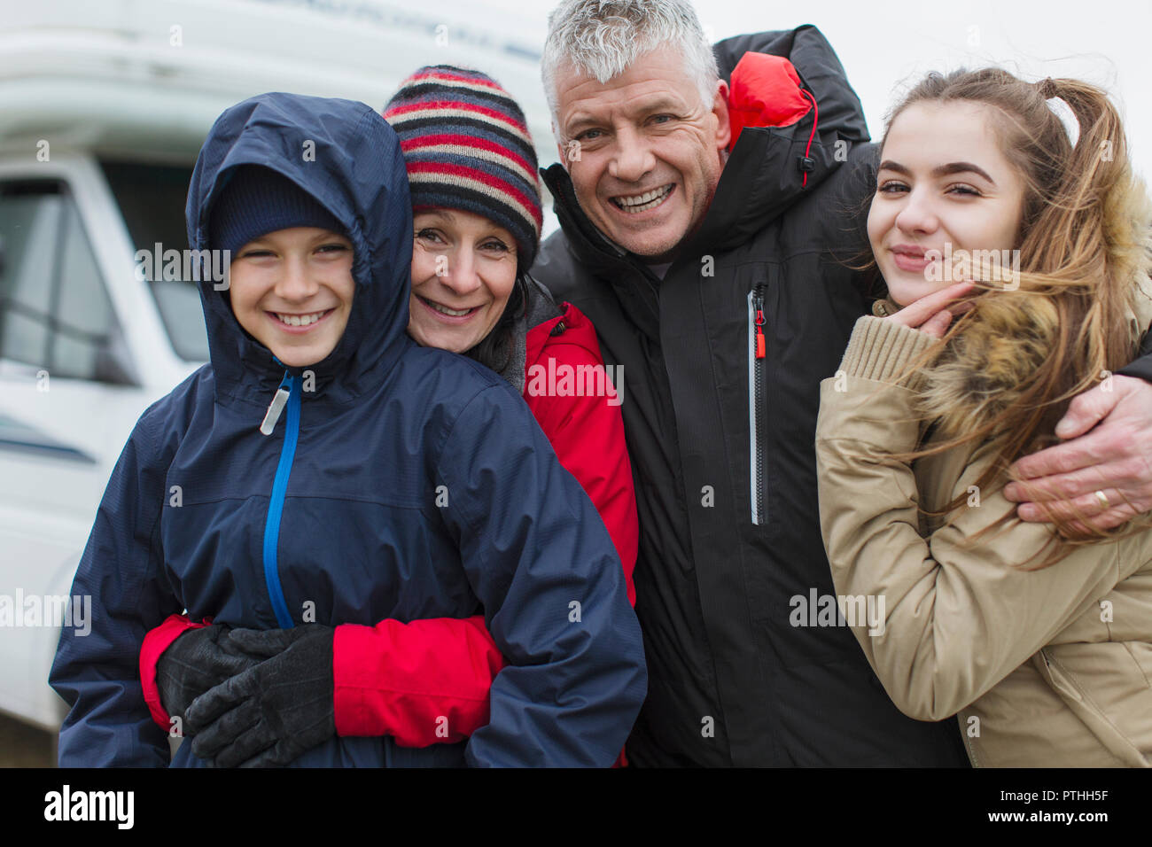 Portrait de famille heureuse affectueux dans des vêtements chauds à l'extérieur de motor home Banque D'Images