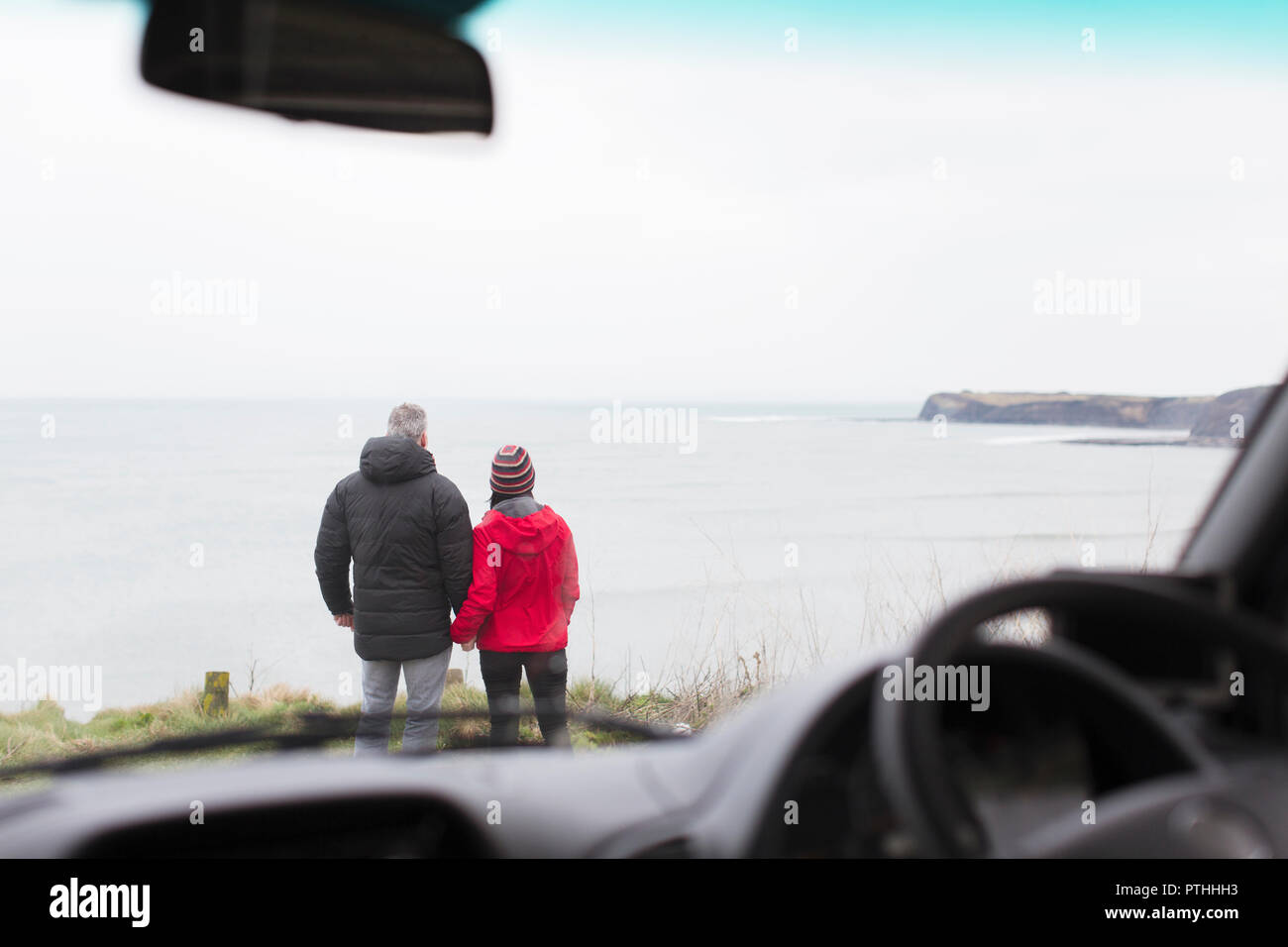 Couple looking at vue mer parking extérieur Banque D'Images
