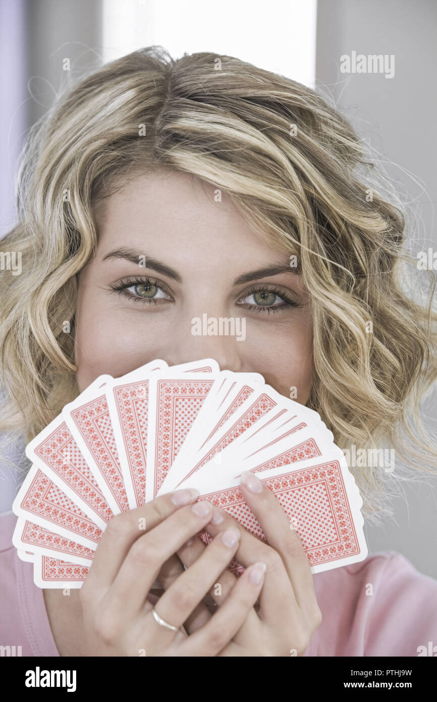 Frau, Jung, Junge, 20, 30 Jahre, Portrait, Karten, Kartenspiel, spielen, Spiekarten, Pokern, Pokerface, Pokergesicht, Freizeit, Spiel, Unterhaltung, G Banque D'Images