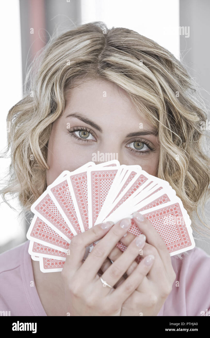 Frau, Jung, Junge, 20, 30 Jahre, Portrait, Karten, Kartenspiel, spielen, Spiekarten, Pokern, Pokerface, Pokergesicht, Freizeit, Spiel, Unterhaltung, G Banque D'Images