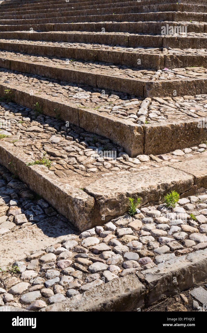 Structure de l'escalier en pierre en plein air, y compris leur coin. Petites plantes parmi les pierres. Journée ensoleillée. Estoi, Portugal. Banque D'Images