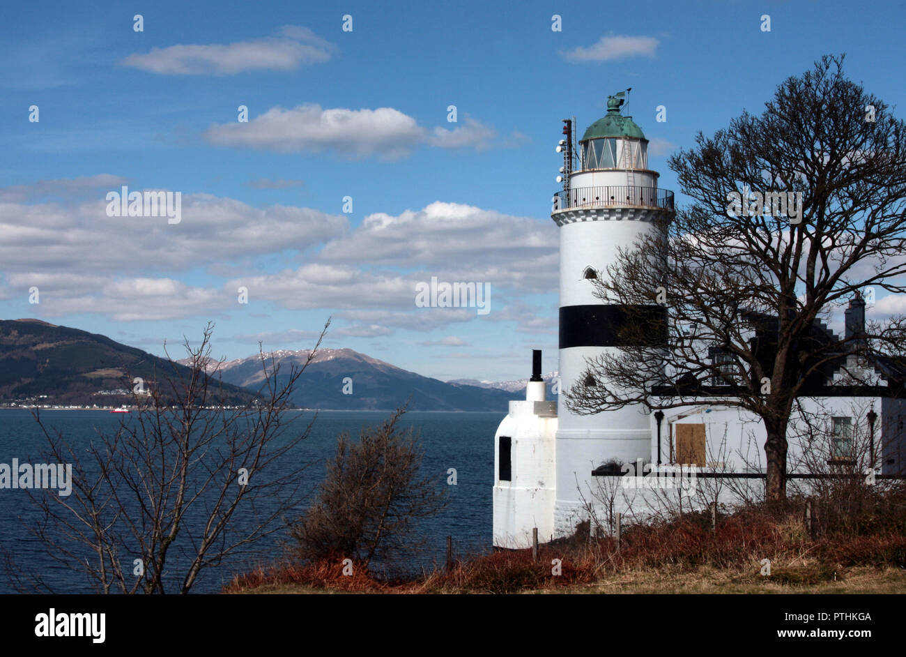 Les Cloch phare, construit par Robert Stevenson, est assis sur le Firth of Clyde en Écosse, juste au sud de la ville côtière de Gourock. Banque D'Images