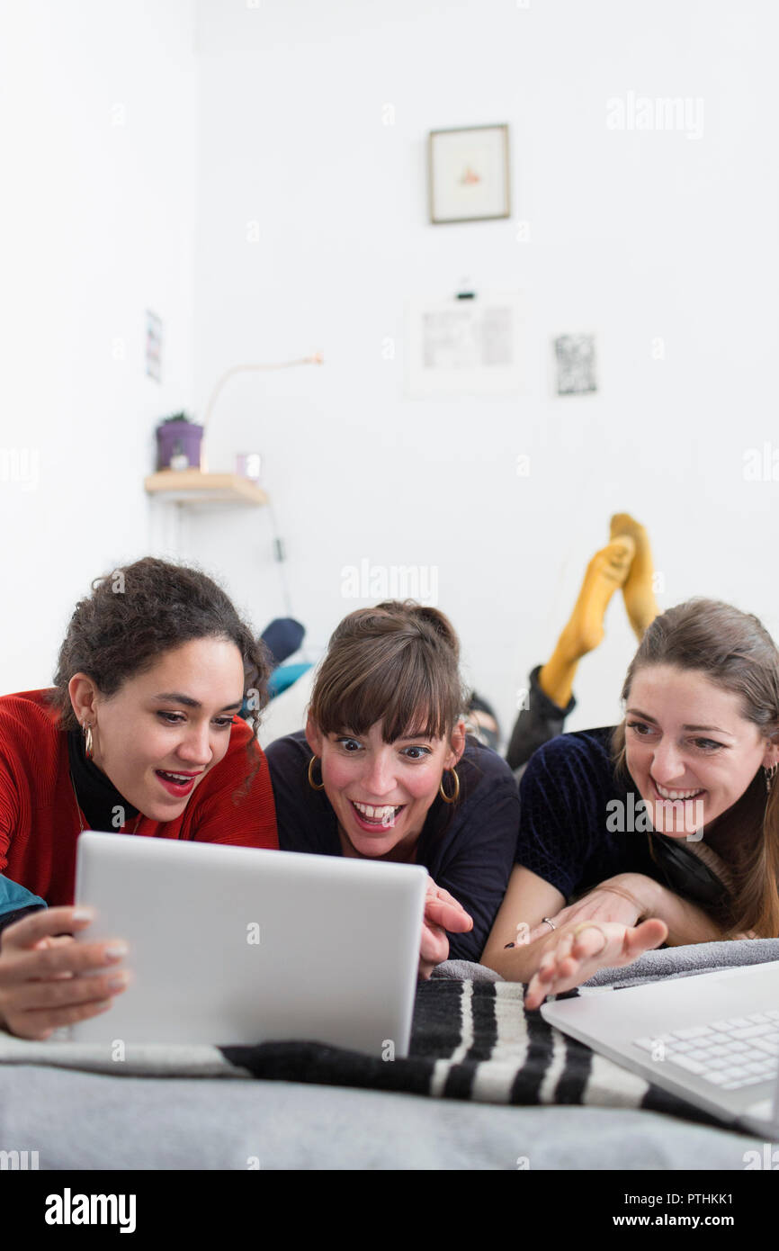 Les jeunes femmes amis, Sitting on bed Banque D'Images