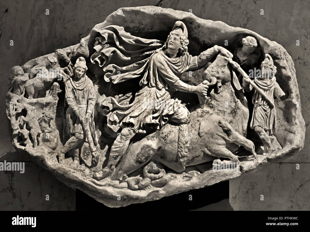 Secours Mithra JC Roman religion mystère du Dieu Mithra était pratiqué dans l'Empire romain - 1er siècle de notre ère. ( Dans le culte de Mithra le dieu de la lumière. Le dieu soleil force le bull pour le sol dans une caverne, mais il me regarde, d'où il attend un signe de mort. Le culte du mystère oriental ) développé à partir de la monde des dieux. Banque D'Images