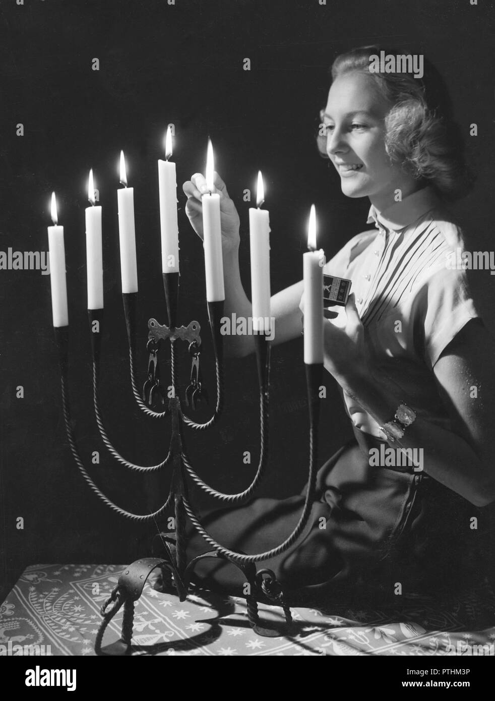 Noël dans les années 40. Margit Sjödin est l'éclairage des bougies de Noël. Suède 1940 Banque D'Images