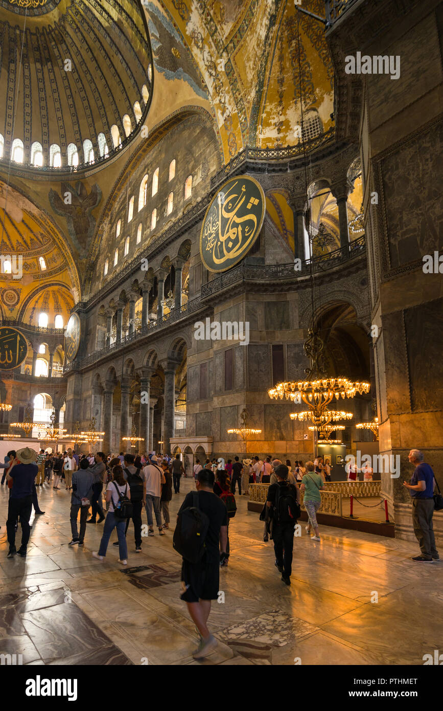 Nef principale du musée Sainte-Sophie de touristes marcher à l'intérieur, Istanbul, Turquie Banque D'Images
