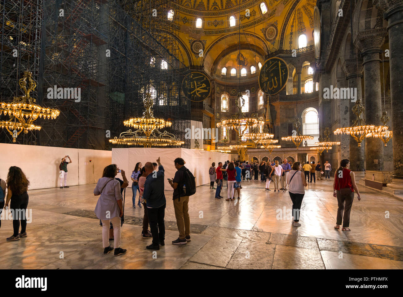 La grande nef principale de l'Hagia Sophia Museum avec les touristes se promènent, rénovation échafaudages bloque un domaine, Istanbul, Turquie Banque D'Images