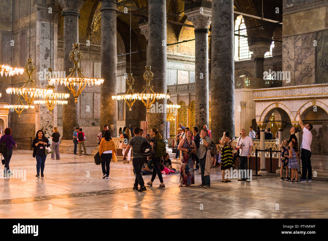 Nef principale du musée Sainte-Sophie de touristes marcher à l'intérieur, Istanbul, Turquie Banque D'Images