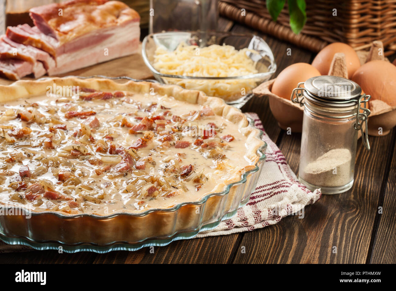 Faire la farce durant la préparation d'une quiche traditionnelle. Cuisine française Banque D'Images