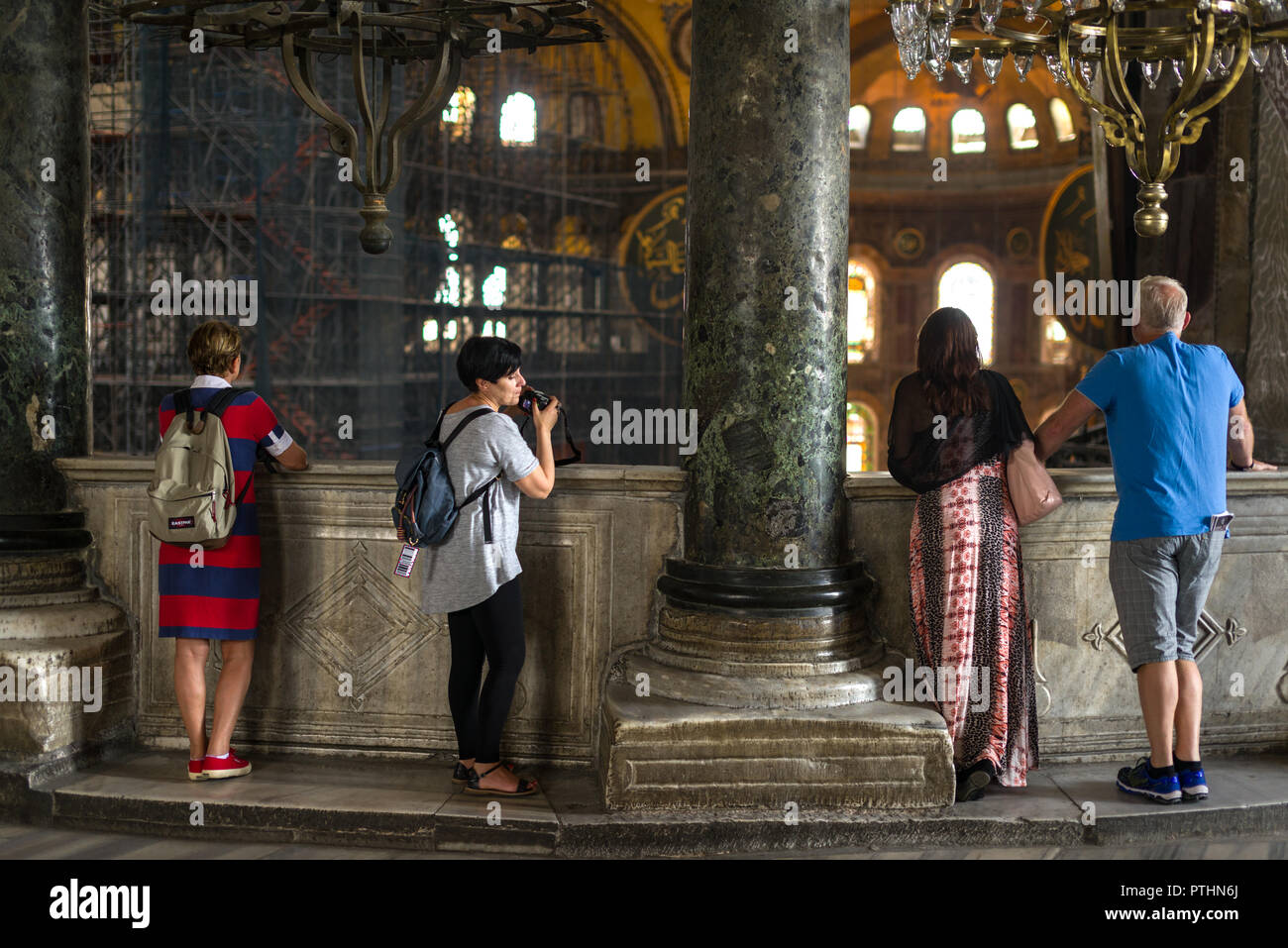 Les touristes sont à l'une des grandes 1er étage d'un balcon à admirer la vue de la nef principale du musée Sainte-Sophie, Istanbul, Turquie Banque D'Images