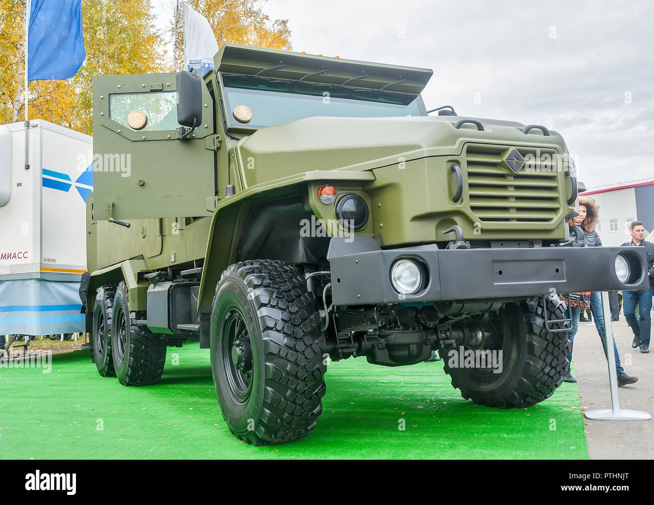 Novosibirsk, Russie - le 25 septembre. 2013 : les visiteurs d'examiner l'équipement militaire sur la plage d'exposition. Camion blindé URAL-4320 de l'augmentation de passability Banque D'Images