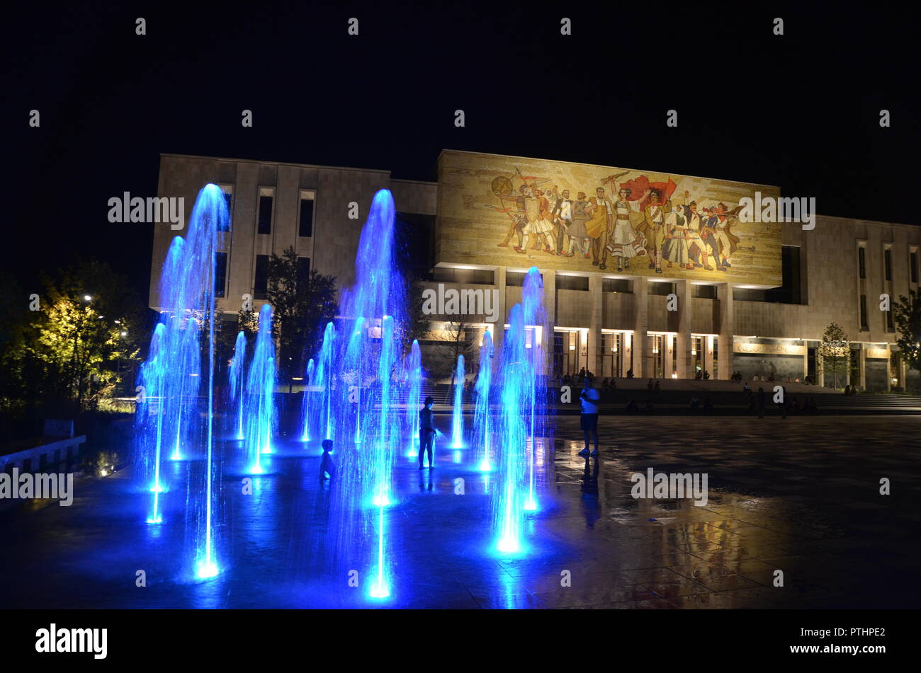 Musée national d'histoire de l'Albanie à Tirana nuit éclairé avec de l'eau coloré fontaines Banque D'Images