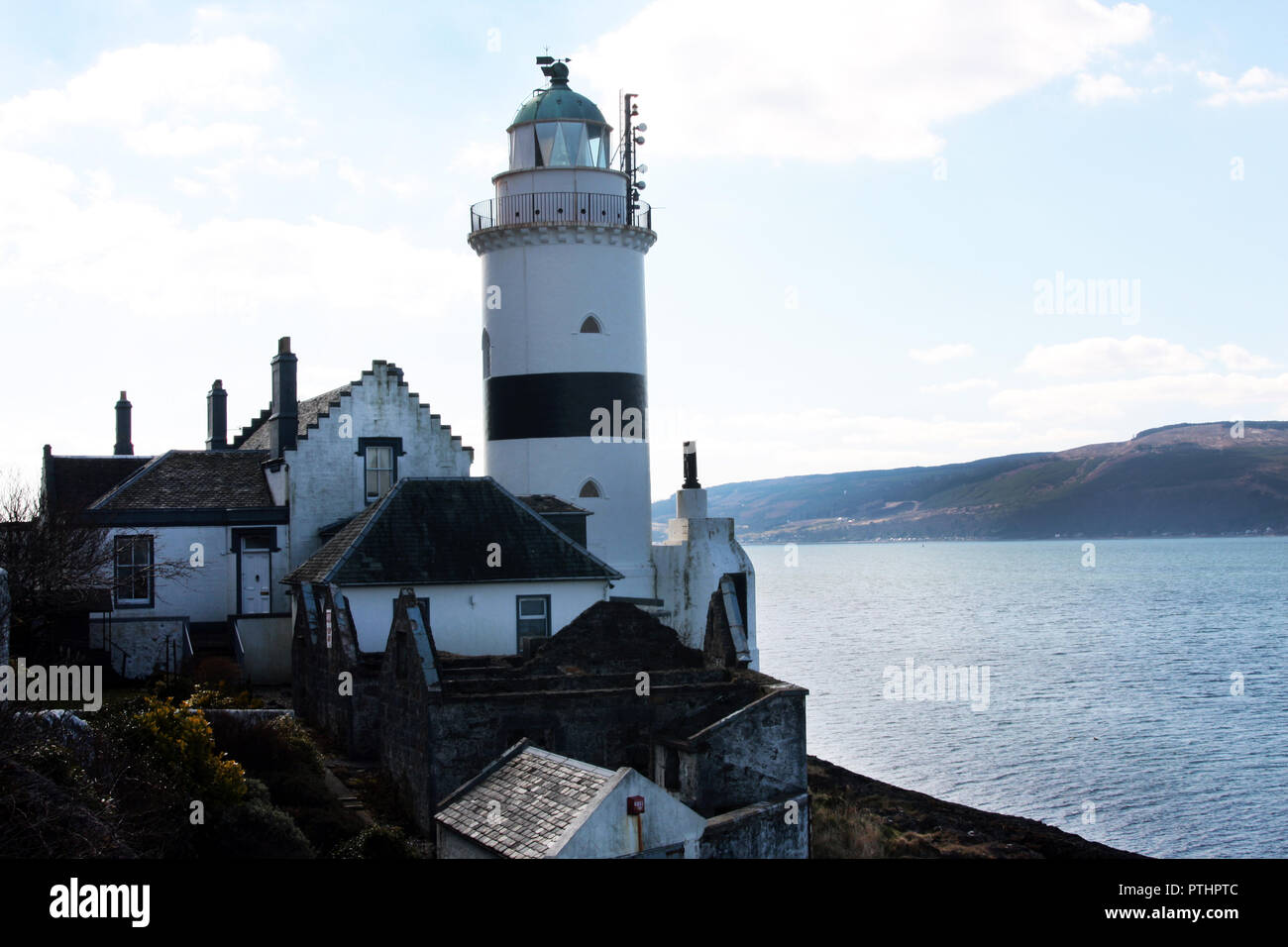 Les Cloch phare, construit par Robert Stevenson, est assis sur le Firth of Clyde en Écosse, juste au sud de la ville côtière de Gourock. Banque D'Images