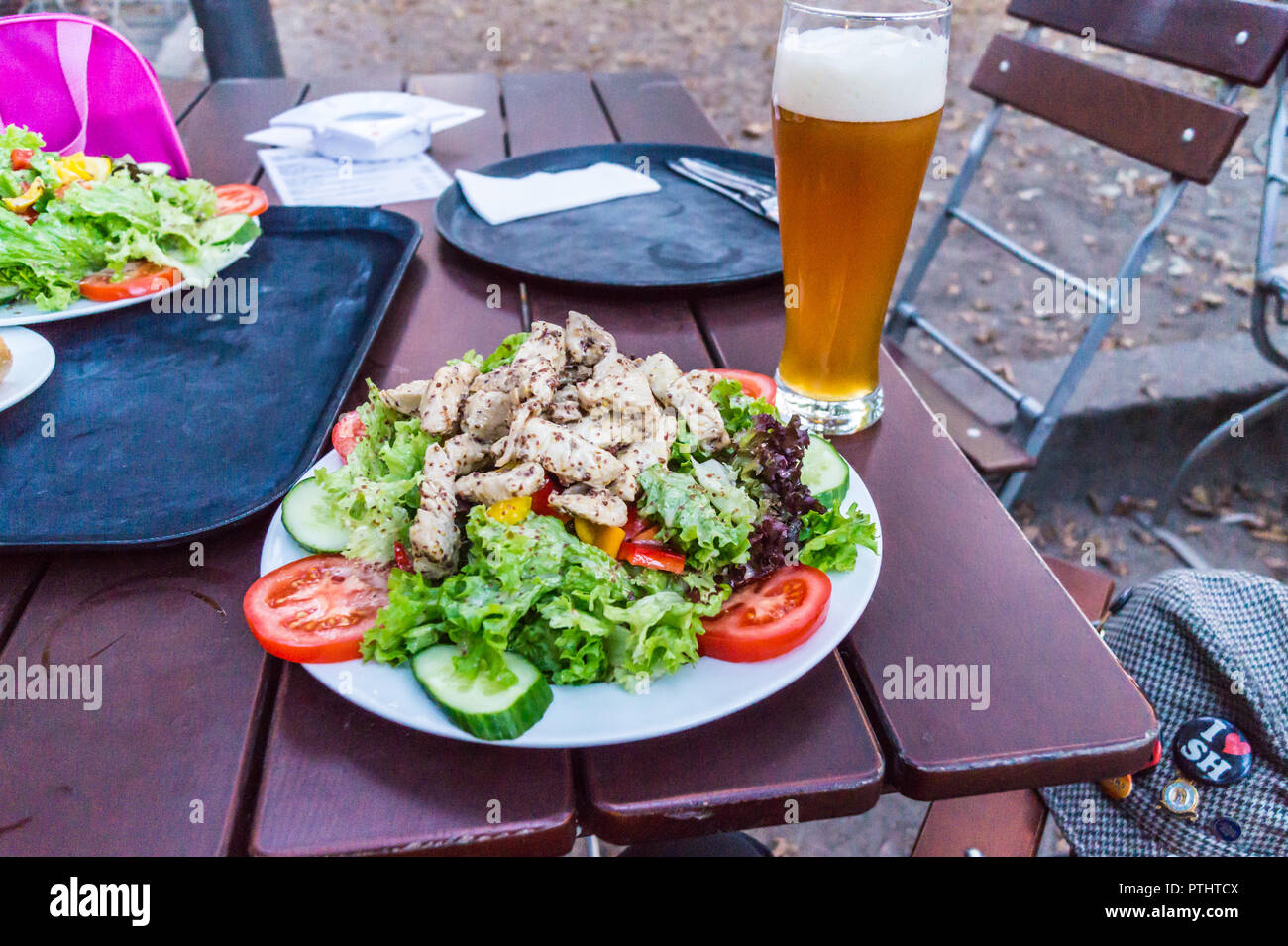 Moutarde au miel salade de poulet et de la bière de froment, Rathenauplatz beer garden, Köln, Nordrhein-Westfalen, Allemagne Banque D'Images