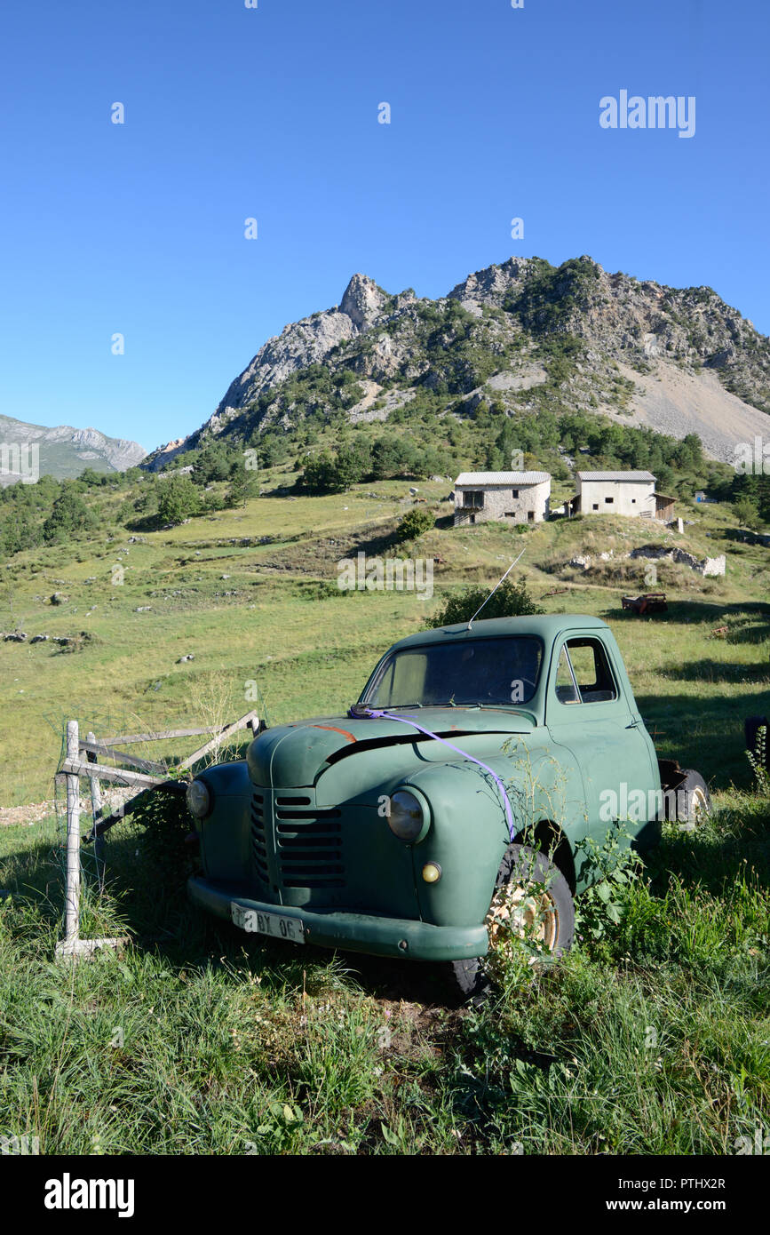Abandonné Vintage Peugeot 203 pick up Truck (1948-1960) dans le paysage vert sur l'établissement Hill Farm à Taloire dans les gorges du Verdon Alpes France Banque D'Images