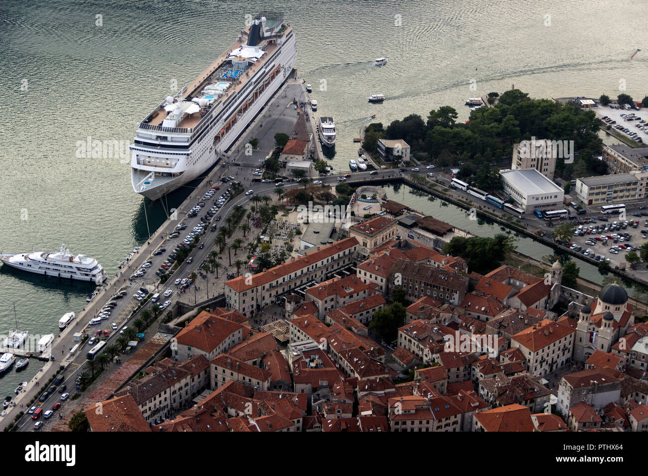 Les Bouches de Kotor, Monténégro, septembre 2018 - Vue panoramique de la vieille ville de Kotor au crépuscule Banque D'Images