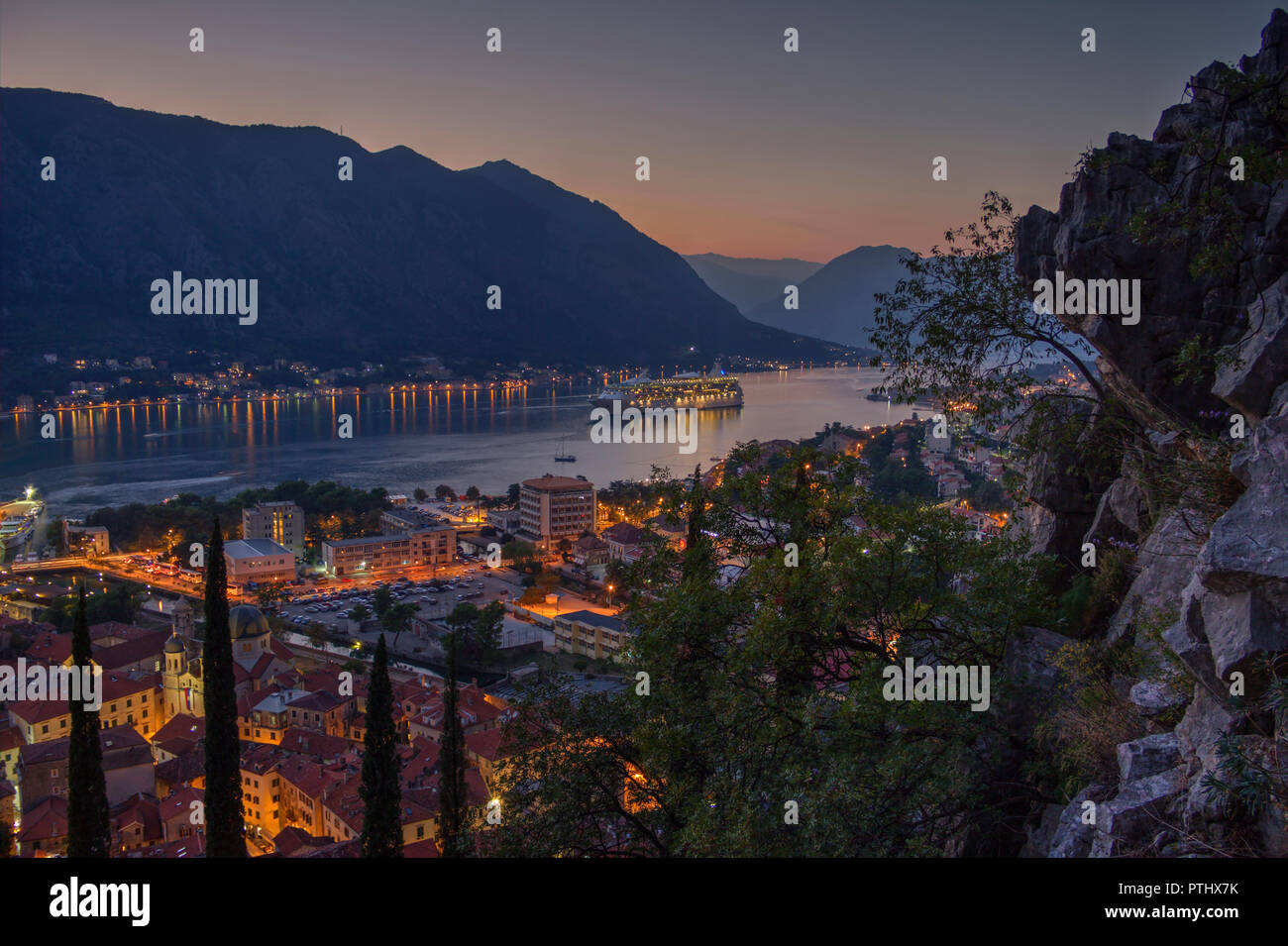 Les Bouches de Kotor, Monténégro, septembre 2018 - Vue panoramique de la vieille ville de Kotor et de la baie d'une même nom au coucher du soleil Banque D'Images