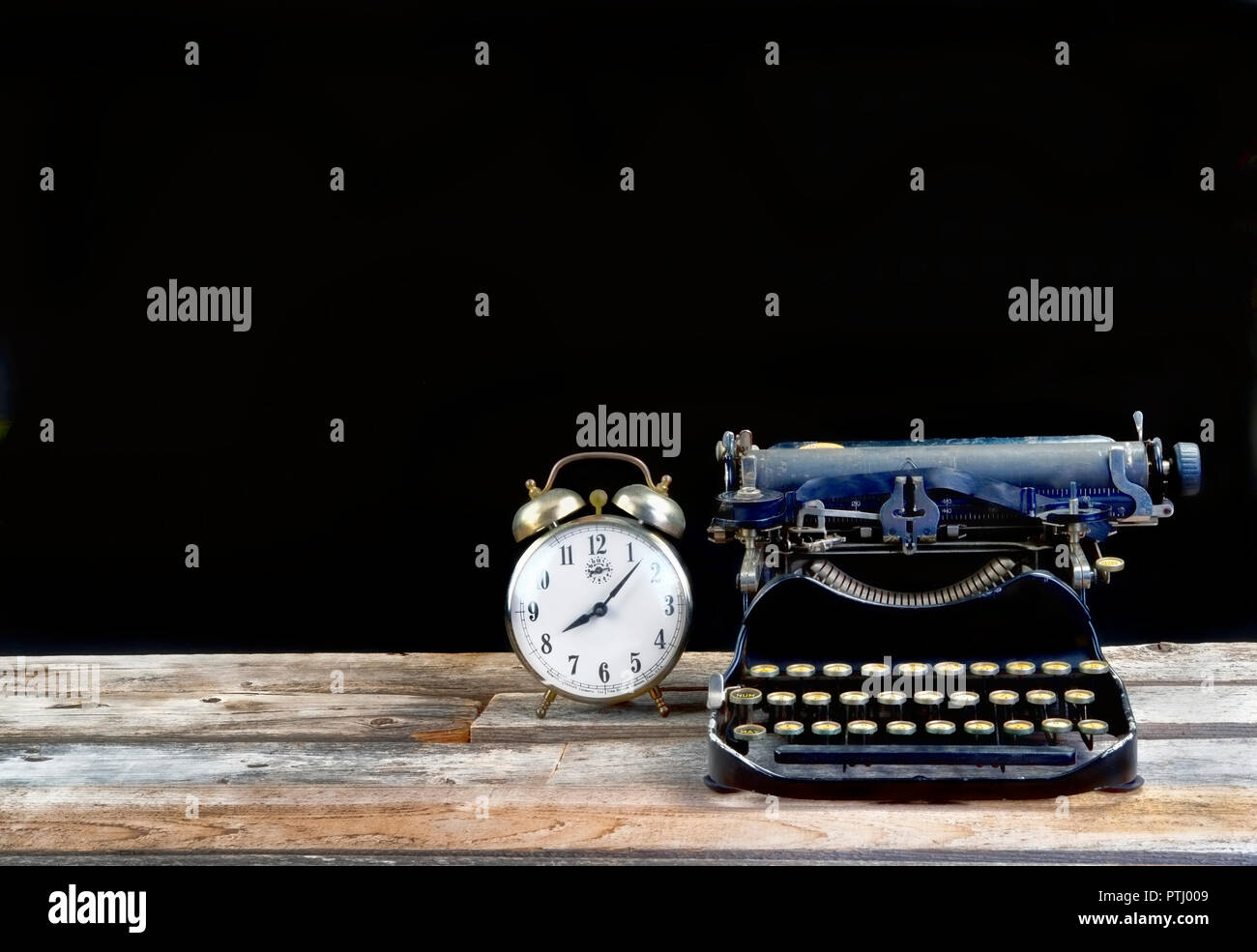 En 1917 typerwriter antique avec vieux réveil avec prix pour votre type. Banque D'Images