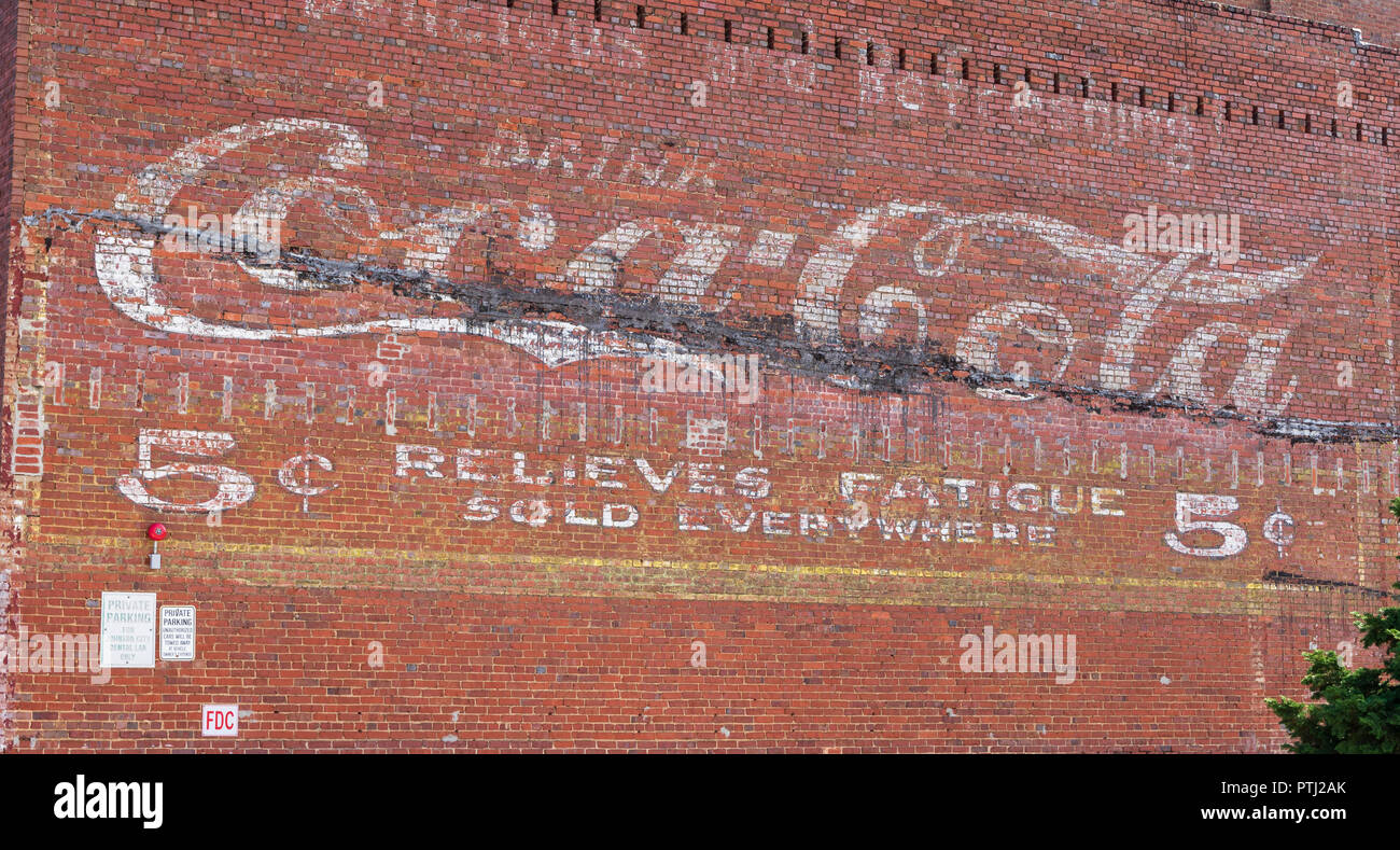 JOHNSON CITY, TN, USA-9/30/18 : Un vieux coca-cola sur le côté d'un vieux bâtiment en brique, l'informant qu'il 'relieves fatigue'. Banque D'Images