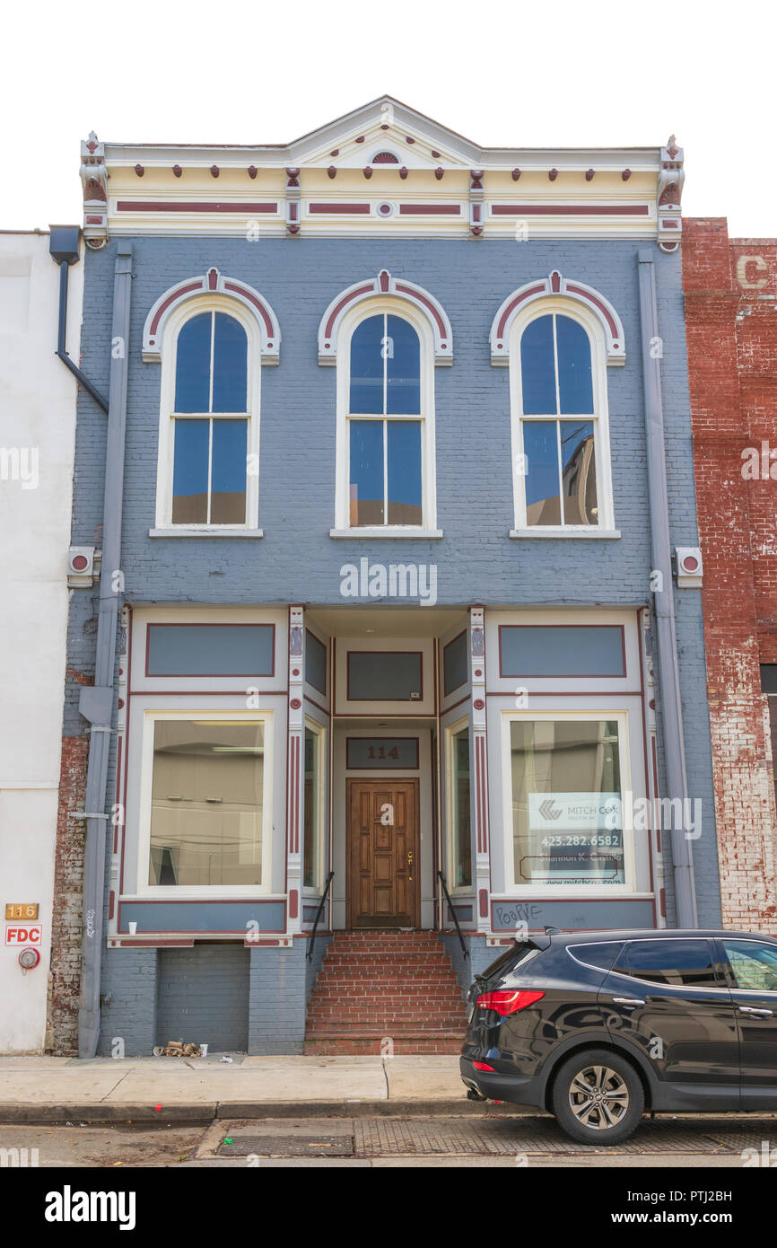 JOHNSON CITY, TN, USA-9/30/18 : Un ancien bleu/bâtiment vide au centre-ville. Banque D'Images