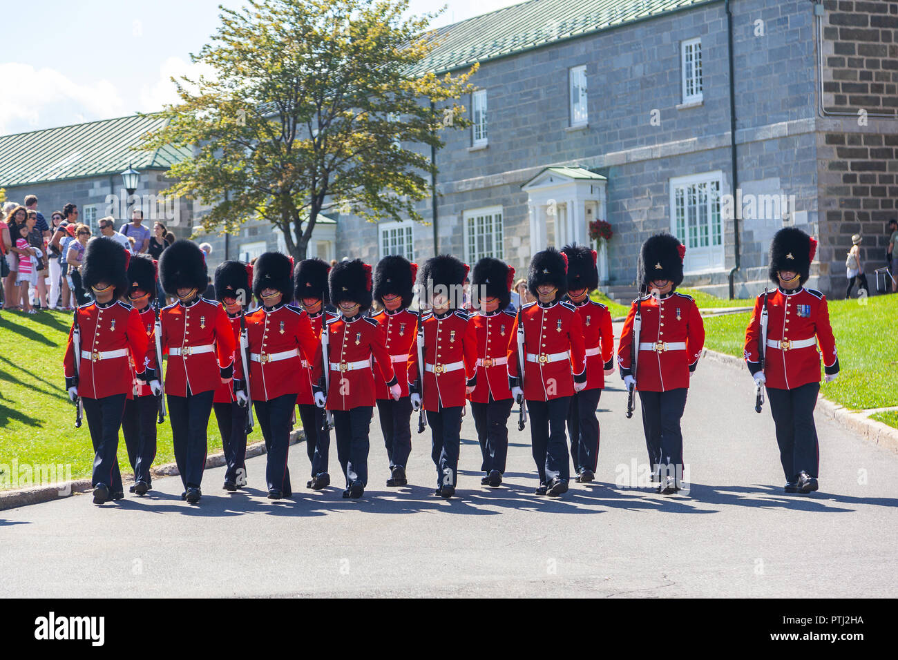 La VILLE DE QUÉBEC, CANADA - Aug 22, 2012 : des soldats du Royal ...
