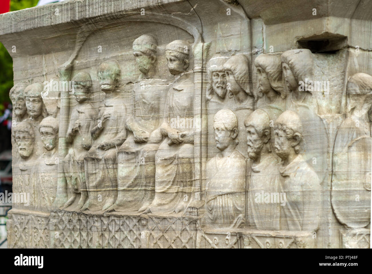 Détail du piédestal de l'obélisque de Théodose montrant la soumission des barbares sur la face Ouest, Istanbul, Turquie Banque D'Images