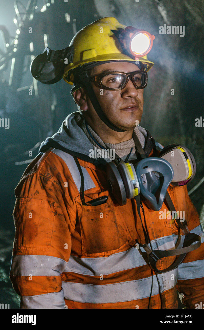 Cerro de Pasco, Pérou - 14 juillet 2017 : Miner dans la mine. Miner l'intérieur de la mine en uniforme et avec un air de confiance. Banque D'Images