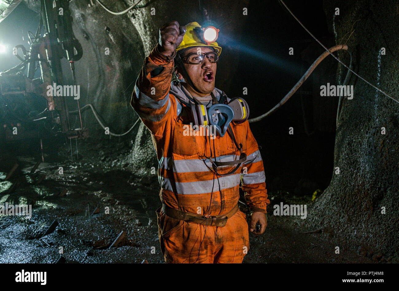 Cerro de Pasco, Pérou - 14 juillet 2017 : Miner dans la mine. Miner l'intérieur de la mine en uniforme et avec un air de confiance. Banque D'Images
