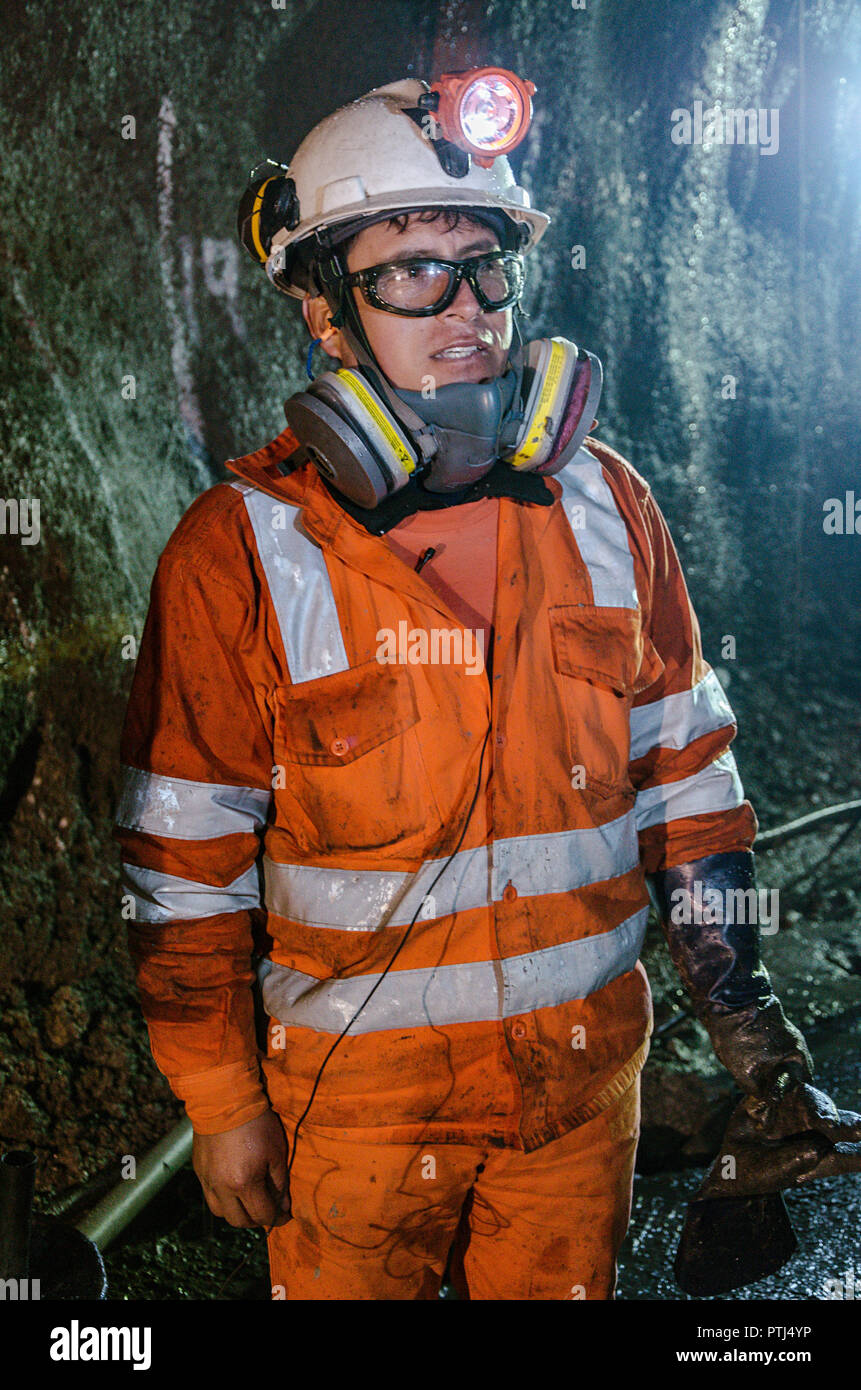 Cerro de Pasco, Pérou - 14 juillet 2017 : Miner dans la mine. Miner l'intérieur de la mine en uniforme et avec un air de confiance. Banque D'Images
