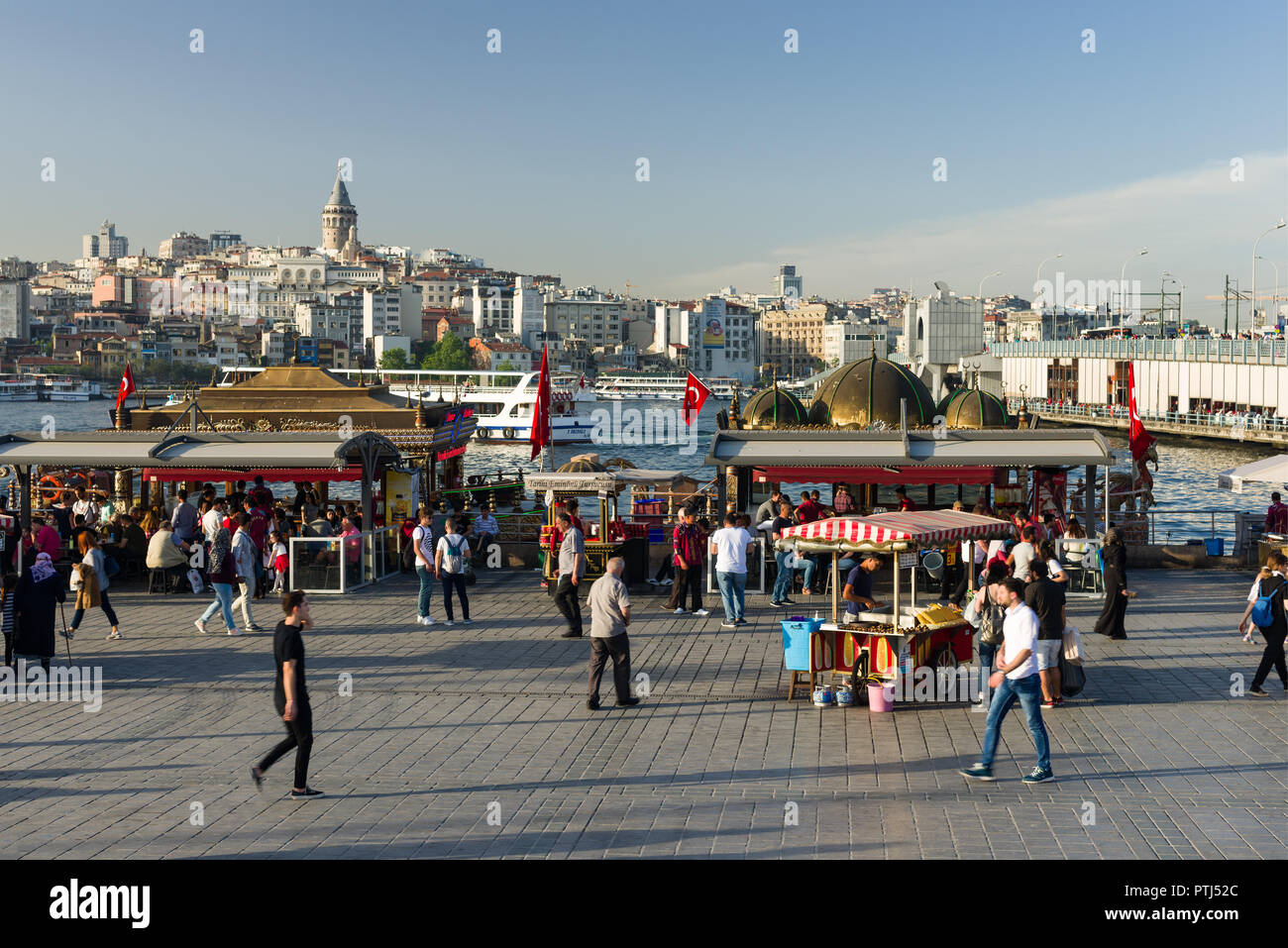 Bazar d'Eminonu avec des stands de nourriture et de restaurants, les traversiers, le détroit du Bosphore, la tour de Galata, pont de Galata et Karakoy peut être vu dans l'arrière-plan, Banque D'Images
