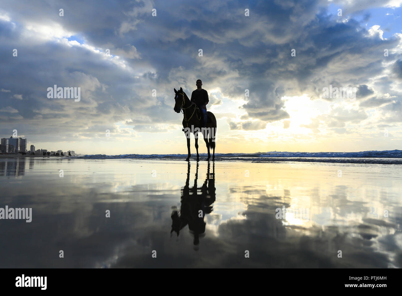 Une photo de l'homme à cheval sur la plage, à Gaza en Palestine. Banque D'Images