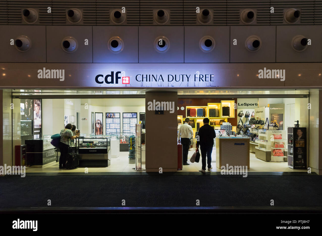 Chine Boutique hors taxes à l'aéroport international de Guangzhou Baiyun.. Banque D'Images