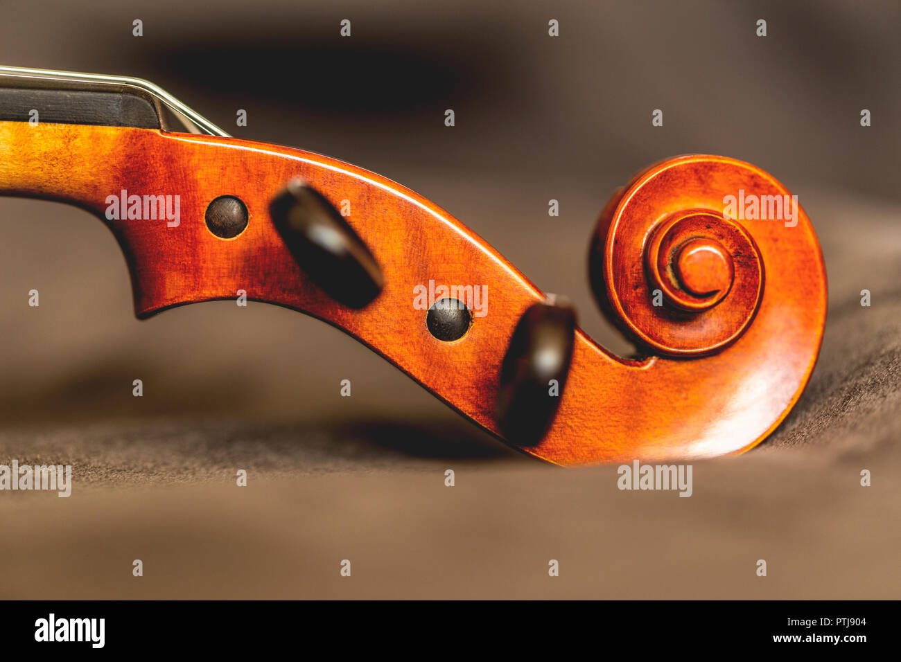 Le cou d'un violon sur un tissu Banque D'Images