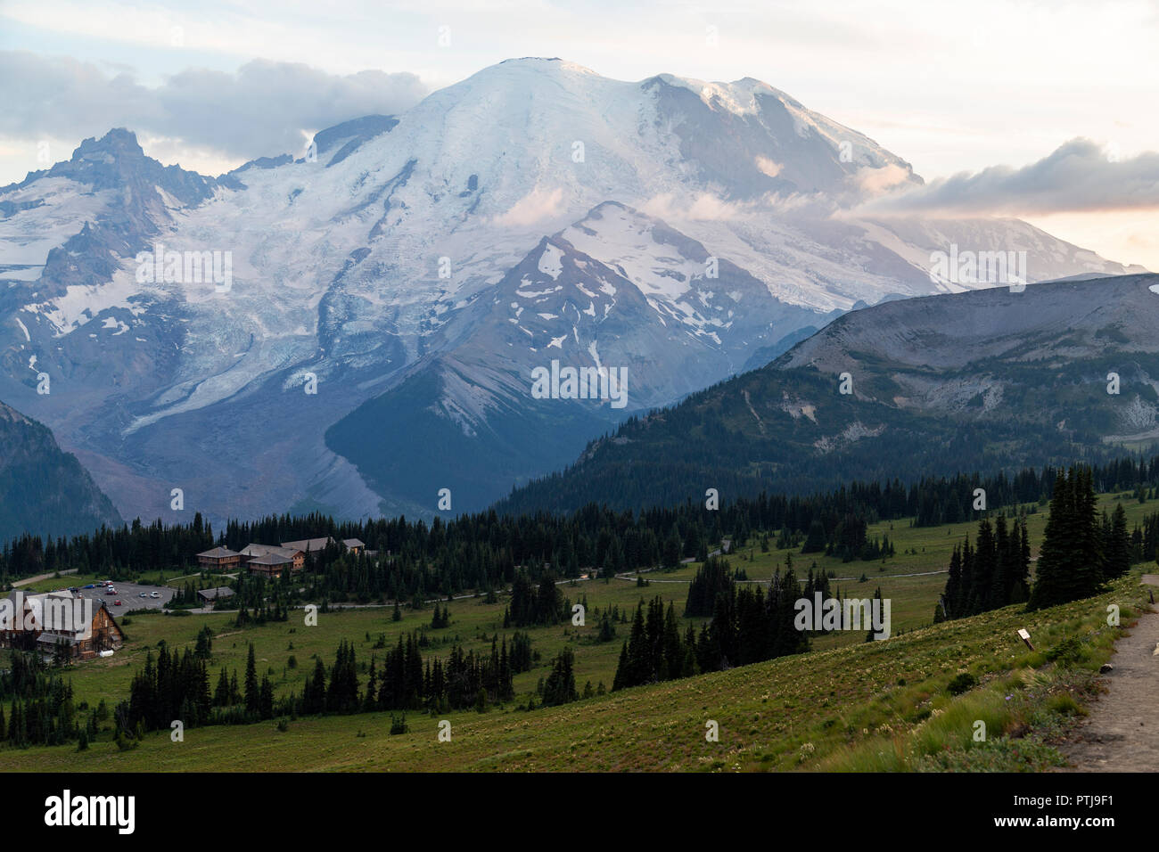 Vue du Mont Rainier au coucher du soleil Banque D'Images