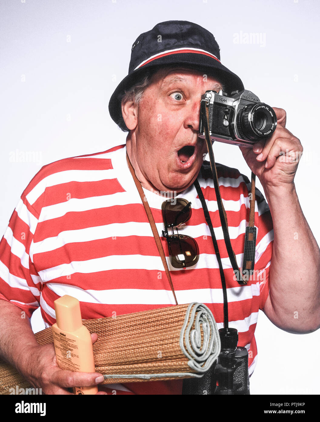 L Homme Senior Espiegle 60 A 80 Ans Retraite Ancien Dejante Drole Humour Parodie Humour Voyages Photographie Photo Vacances Vie M Photo Stock Alamy