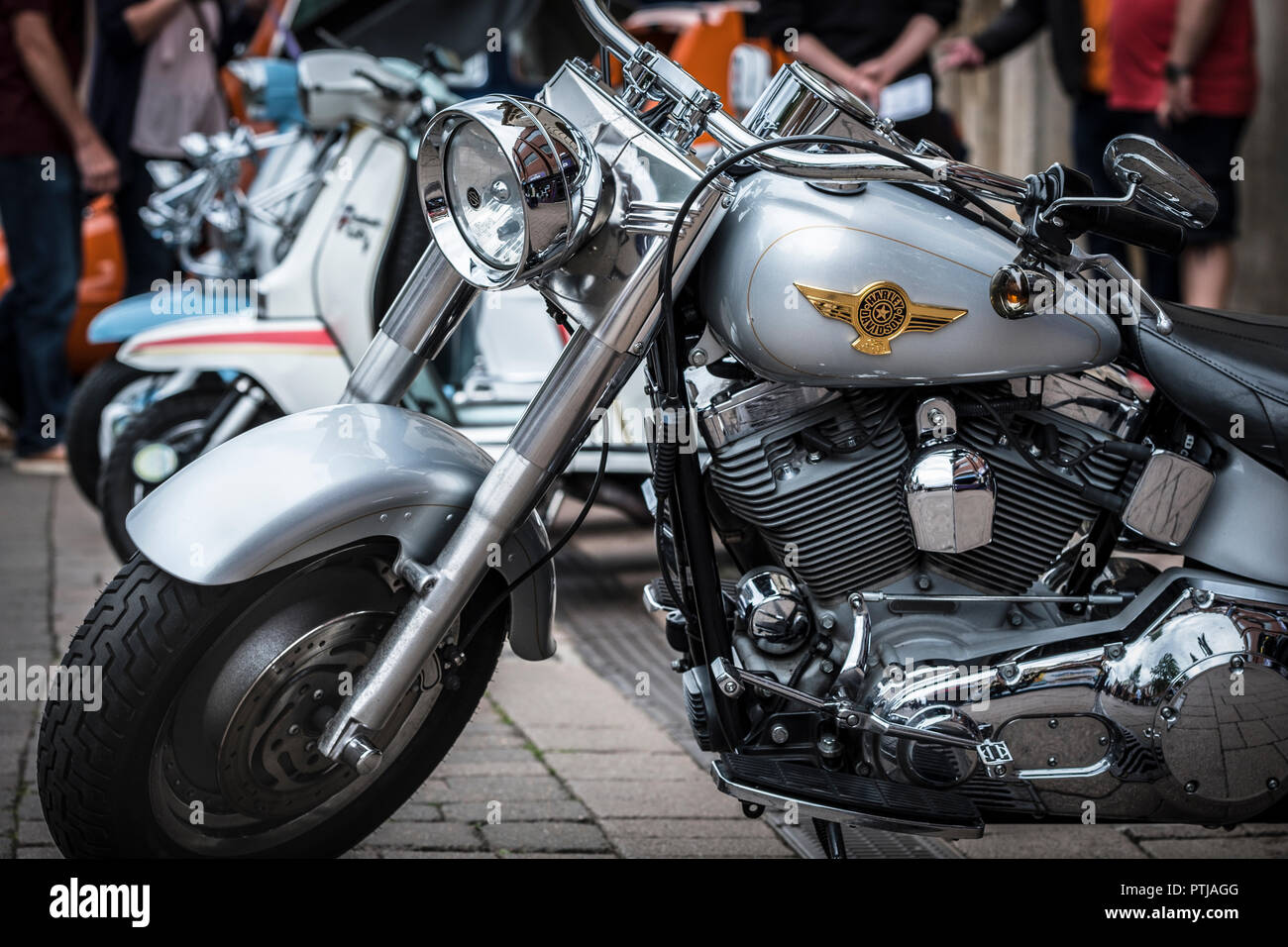 Une Harley Davidson Fat Boy moto avec un triporteur derrière Photo Stock -  Alamy