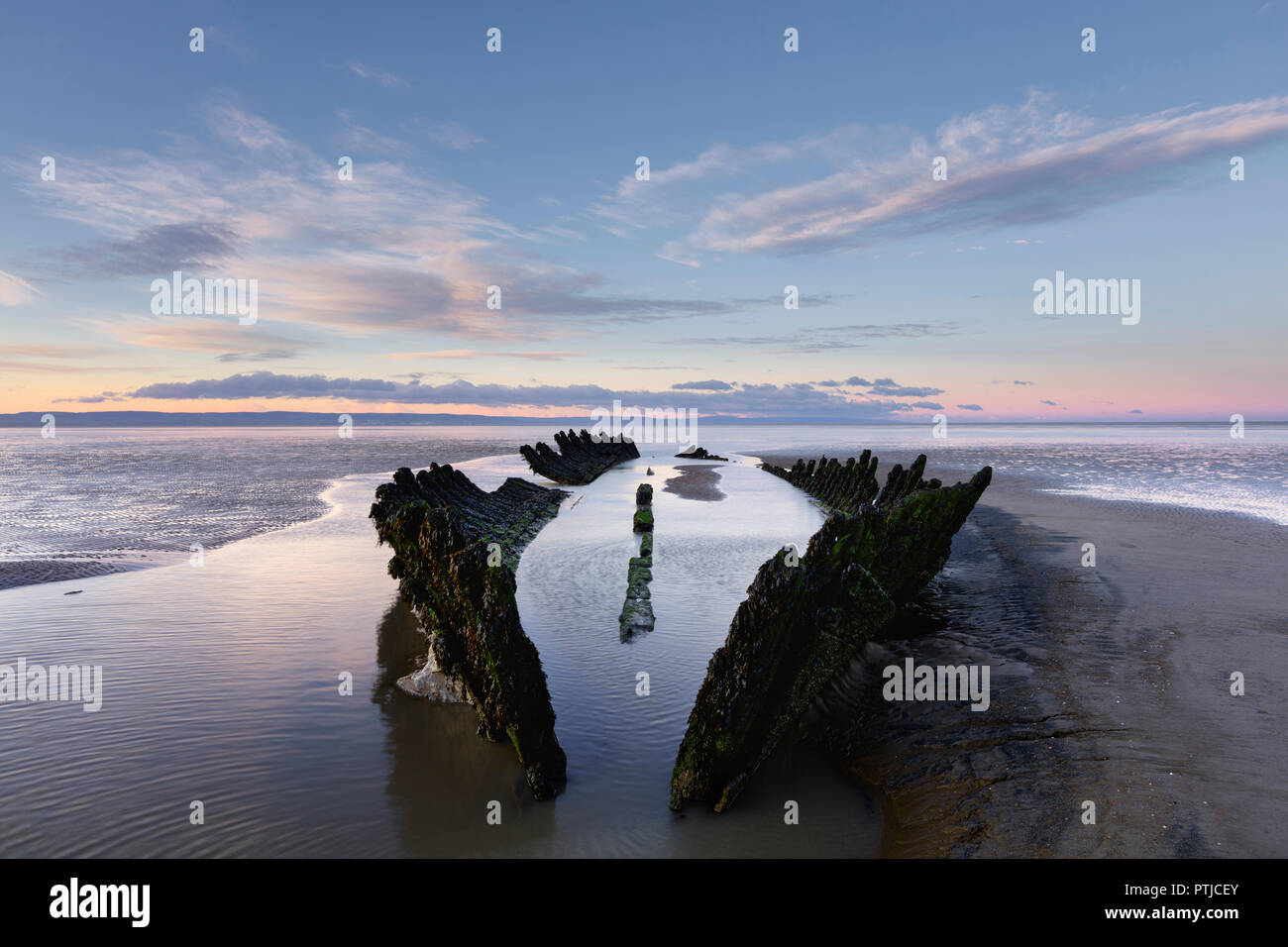 L'épave du trois-mâts barque norvégien SS Nornen sur Chabeuil plage à marée basse. Banque D'Images