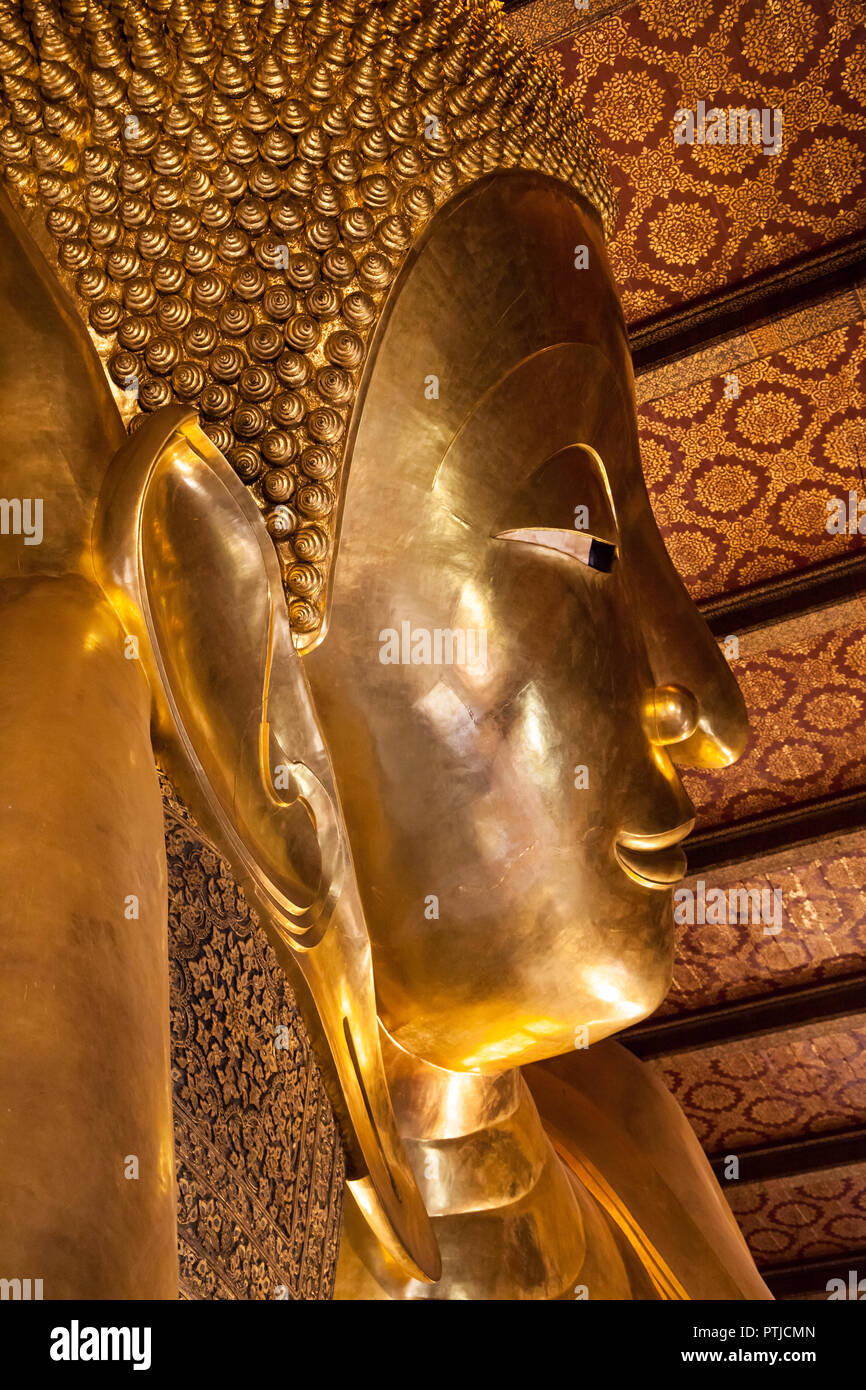 Le visage de bouddha couché du Wat Pho à Bangkok, Thaïlande. Banque D'Images