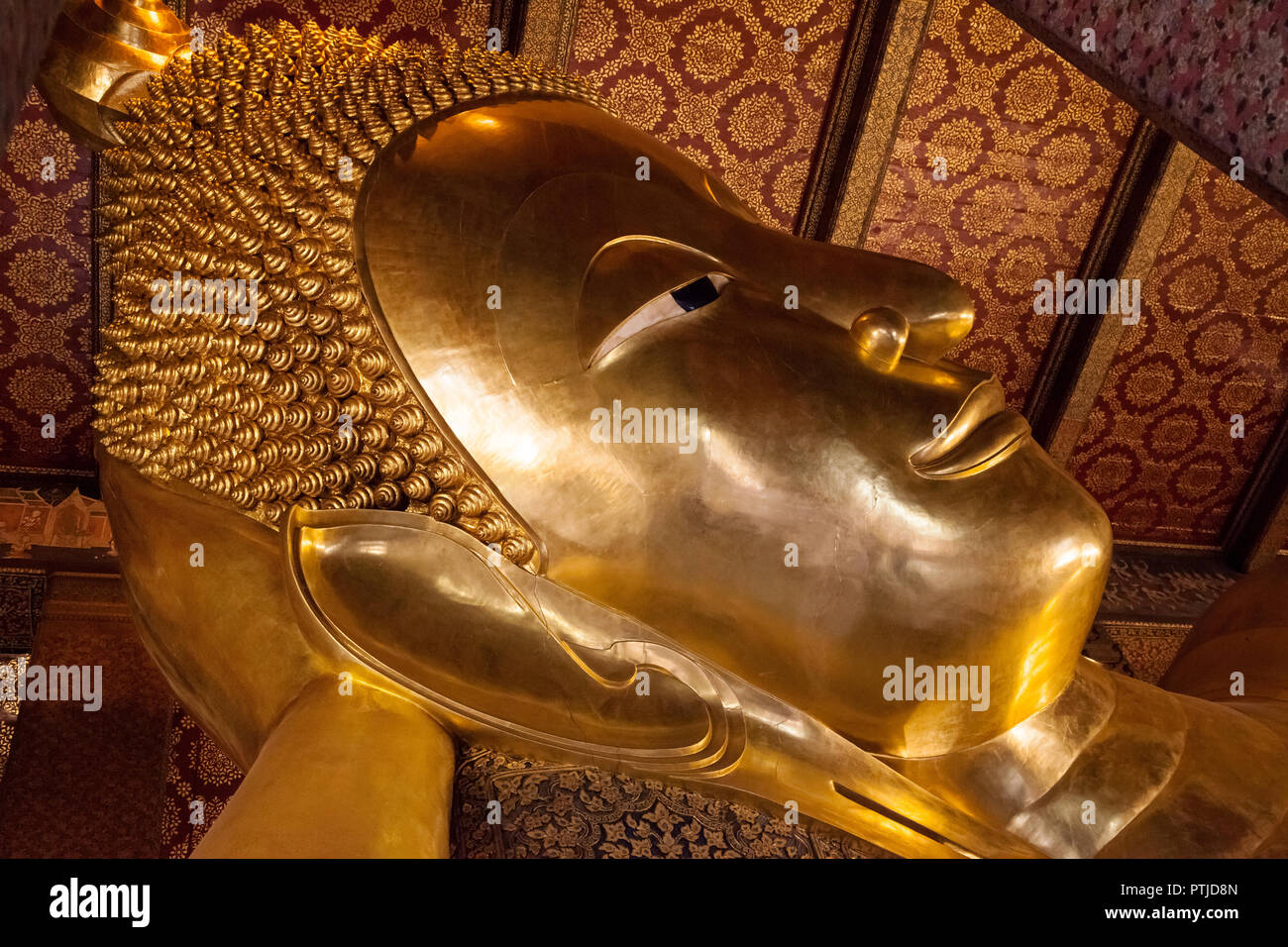 Tête de le Bouddha couché du Wat Pho à Bangkok, Thaïlande. Banque D'Images