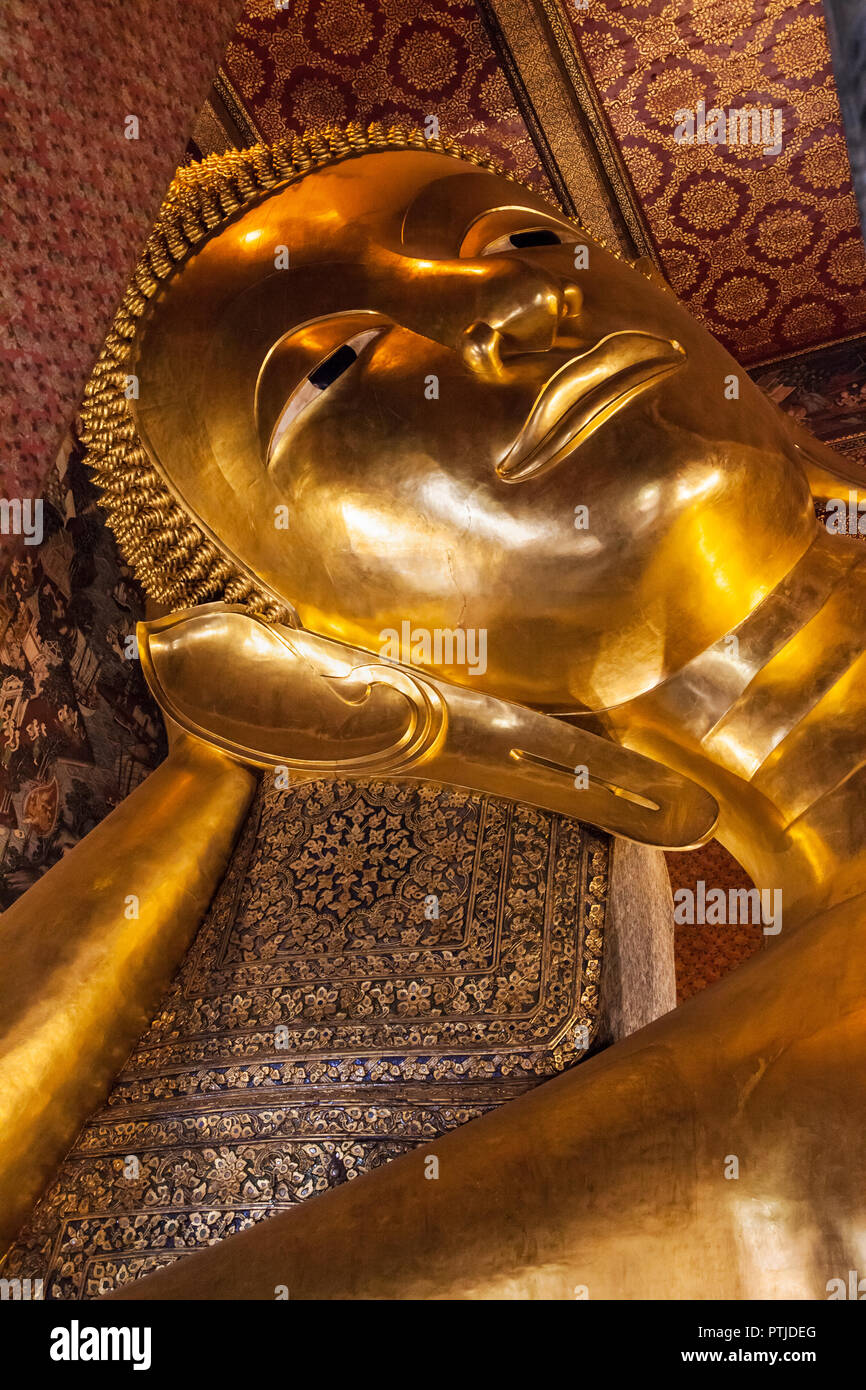 Phra Buddhasaiyas, le Bouddha couché du Wat Pho à Bangkok, Thaïlande. Banque D'Images