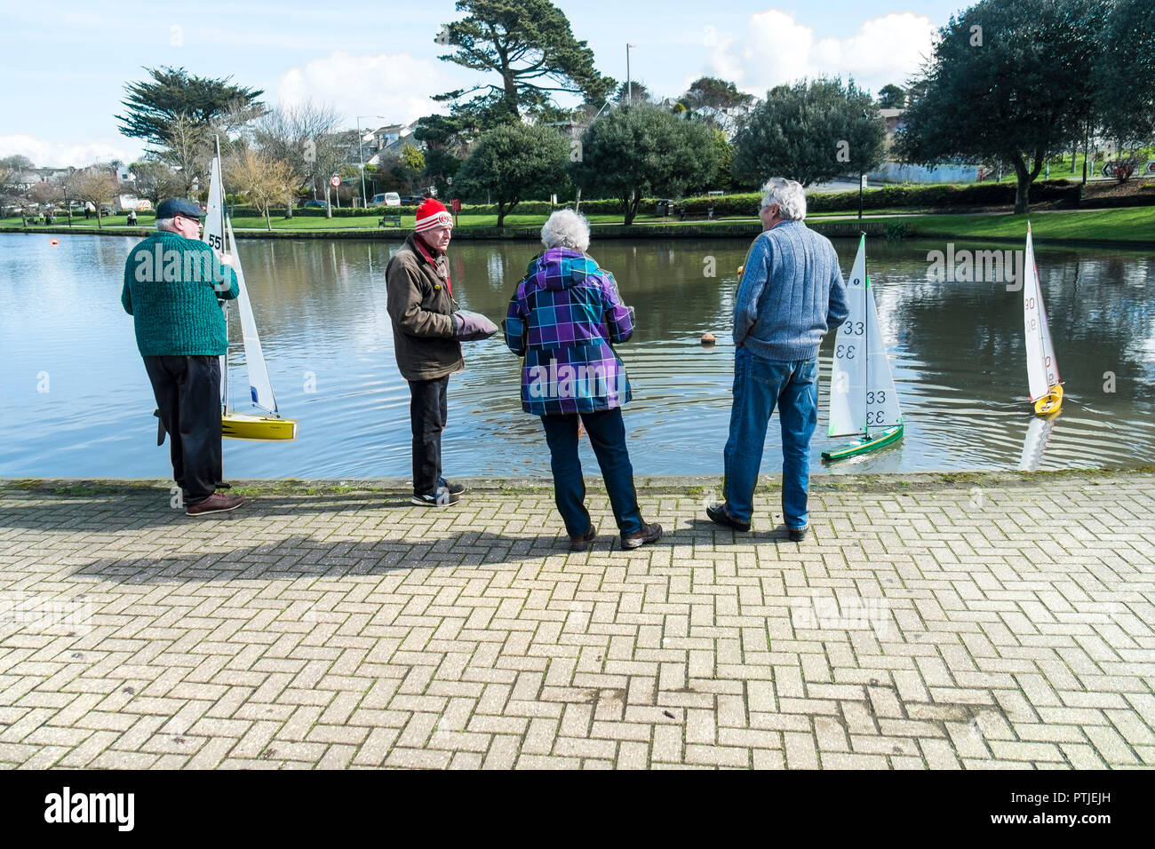 Les membres du yacht club Modèle Newquay Trenance au lac de plaisance se préparent à lancer une course à Newquay en Cornouailles. Banque D'Images