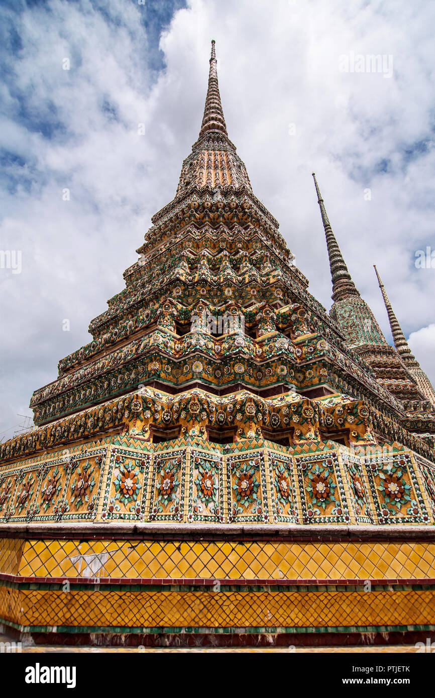 Rama III au Chedi Phra Maha Chedi Si Rajakarn, Wat Pho, Bangkok, Thaïlande. Banque D'Images