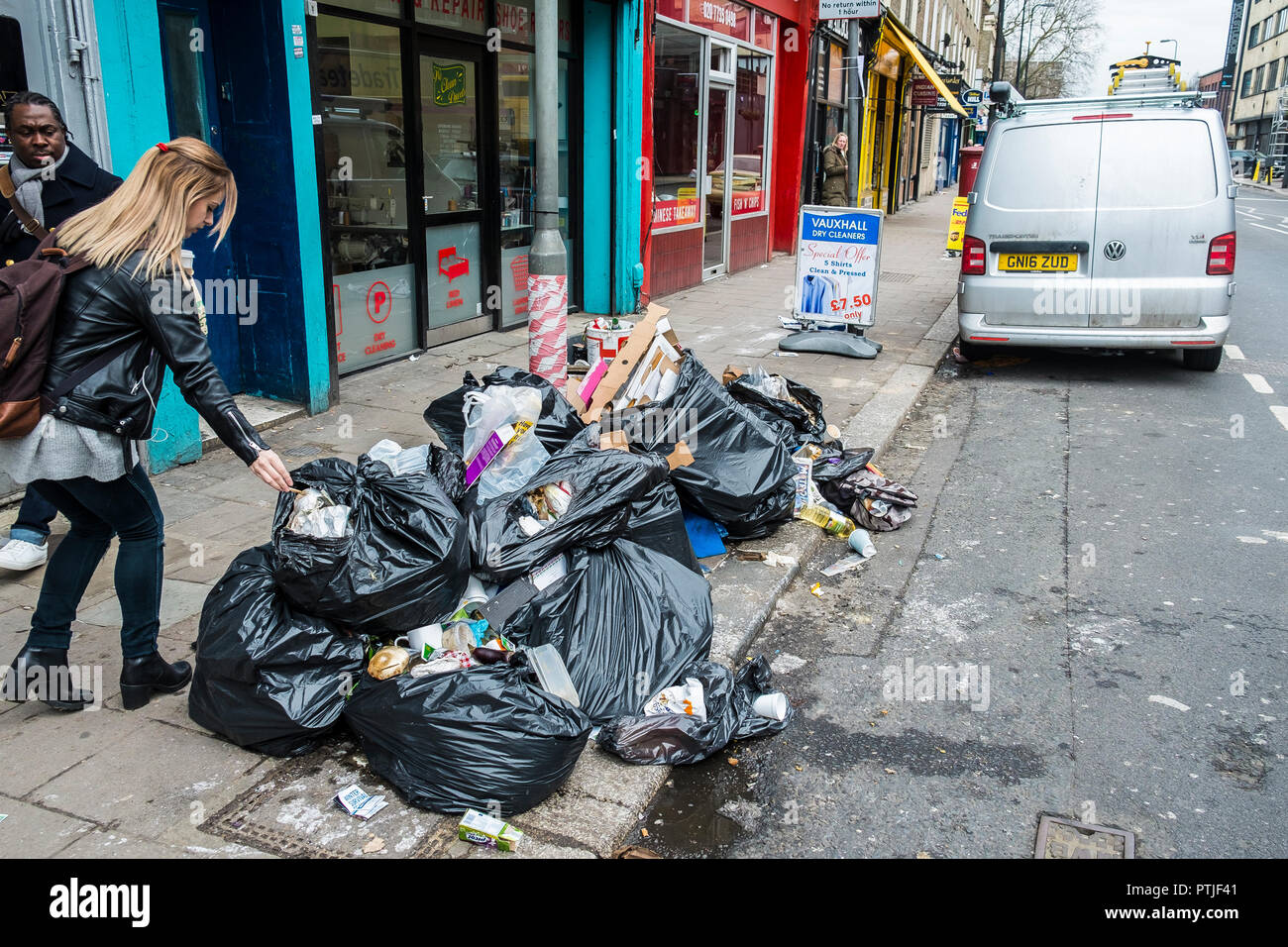 Sacs en plastique d&#39;ordures entassés sur une rue de Londres Photo Stock -  Alamy