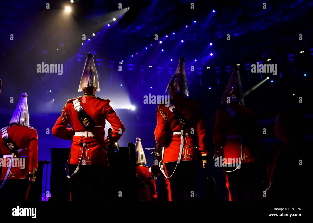 Composé et réalisé par Patrick Hawes, la bande de la Household Cavalry effectuer sur le côté de la scène comme Classic FM Live présente la première mondiale de la Grande Guerre Symphony au Royal Albert Hall de Londres, pour marquer le 100e anniversaire de la fin de la Première Guerre mondiale. Banque D'Images