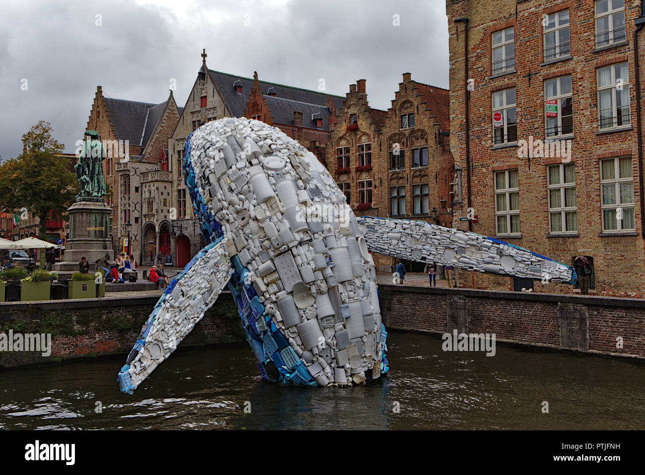 Sculpture de baleine dans le canal de Bruges Banque D'Images