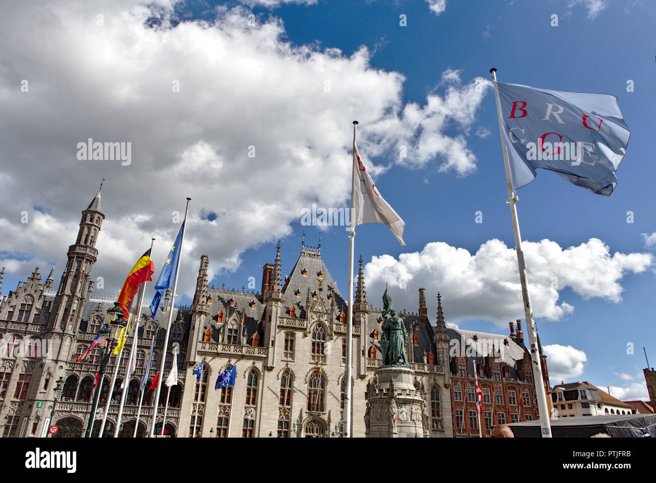 Provinciaal Hof à la Grand-Place avec drapeau Brugge Banque D'Images